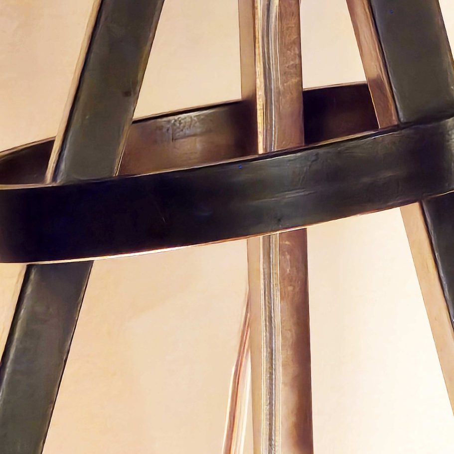 Détail de la lampe Sype 007 L’Arche d’Ombre, cerclage en acier brut reliant les trois tiges verticales.