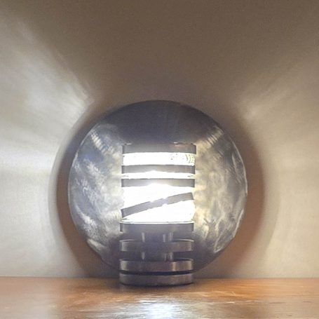 Lampe design contemporaine en acier brut, sculpture lumineuse murale artisanale