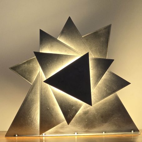 Lampe triangulaire en acier brut, sculpture lumineuse géométrique – Sype 016