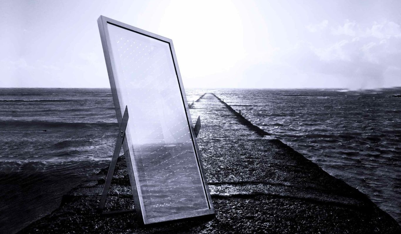 Miroir infini sur pied Sype 002, sculpture lumineuse en acier brut reflétant la lumière sur l’horizon.