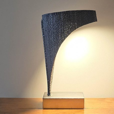 Lampe arquée en acier brut, sculpture lumineuse contemporaine – Sype 017