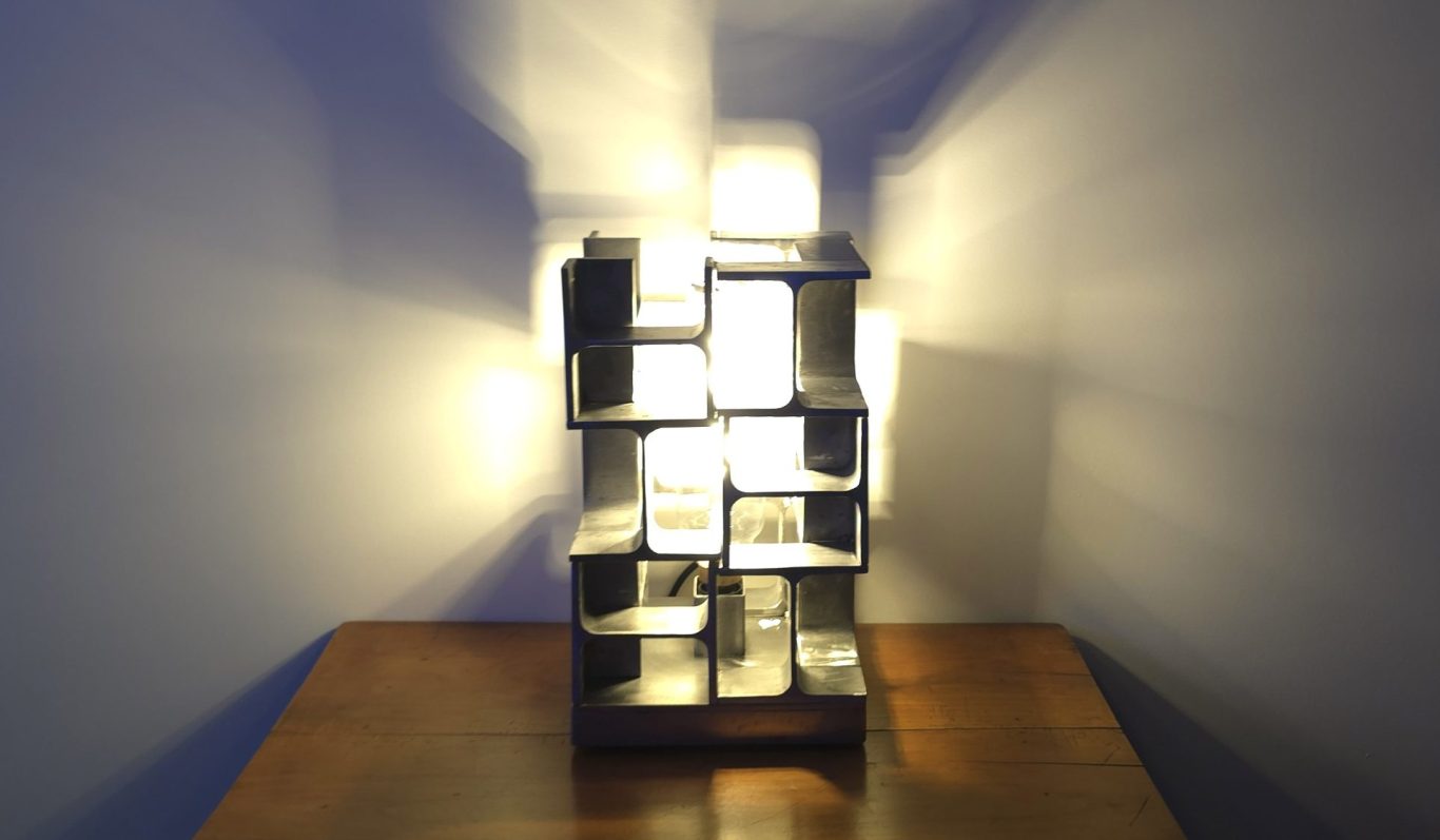 Sype 022 – Babel H, sculpture lumineuse en acier Babel H Sype 022, sculpture lumineuse en acier avec lumière et ombres projetées