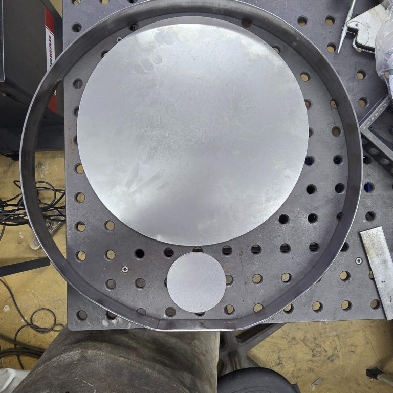 Montage à blanc de disques en acier lors de la conception intuitive de la sculpture lumineuse Éclipse Sonore.