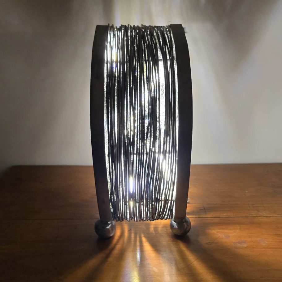 Lampe Sype 014 Dualité Métallique, équilibre entre verticalité et lumière, structure d’acier en tension.