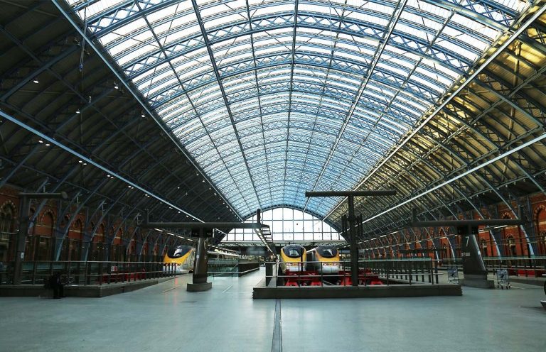 Architecture, Geometry and Natural Light Architectural glass roof with a geometric steel structure, exploring the relationship between architecture and natural light.