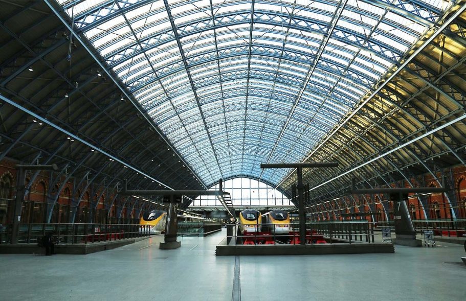 Réflexions sur la lumière – La lumière structure l’espace et révèle la forme. Jeu de lumière à travers une verrière métallique – composition architecturale mettant en valeur les volumes et la clarté.