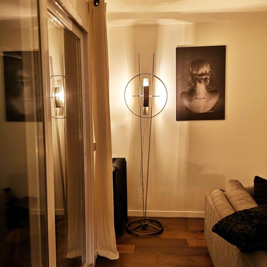 Le Temps Suspendu Sype 008, sculpture lumineuse circulaire en acier brut, lumière suspendue entre équilibre et temps.