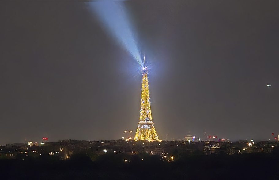 Réflexions sur la lumière – La lumière comme matière architecturale et symbole d’élévation. Faisceau lumineux traversant le ciel nocturne – architecture urbaine révélée par la lumière.