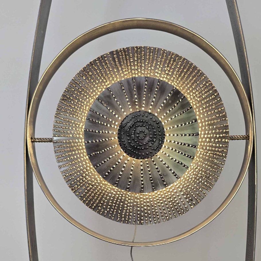 Détail du cœur lumineux de la sculpture Sype 018, jeu d’acier et de lumière évoquant une pupille cosmique.