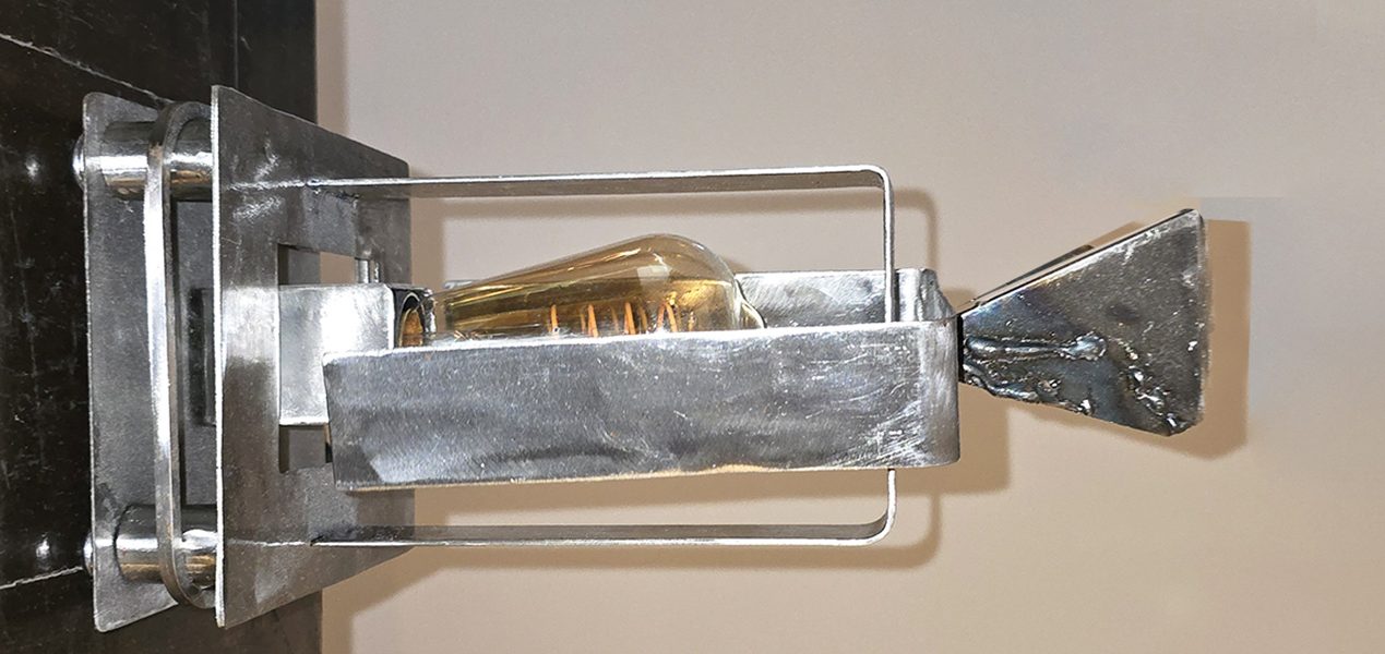 Funambule – Sype 004, lampe en acier brut avec tête pivotante à 180° et ampoule tube.