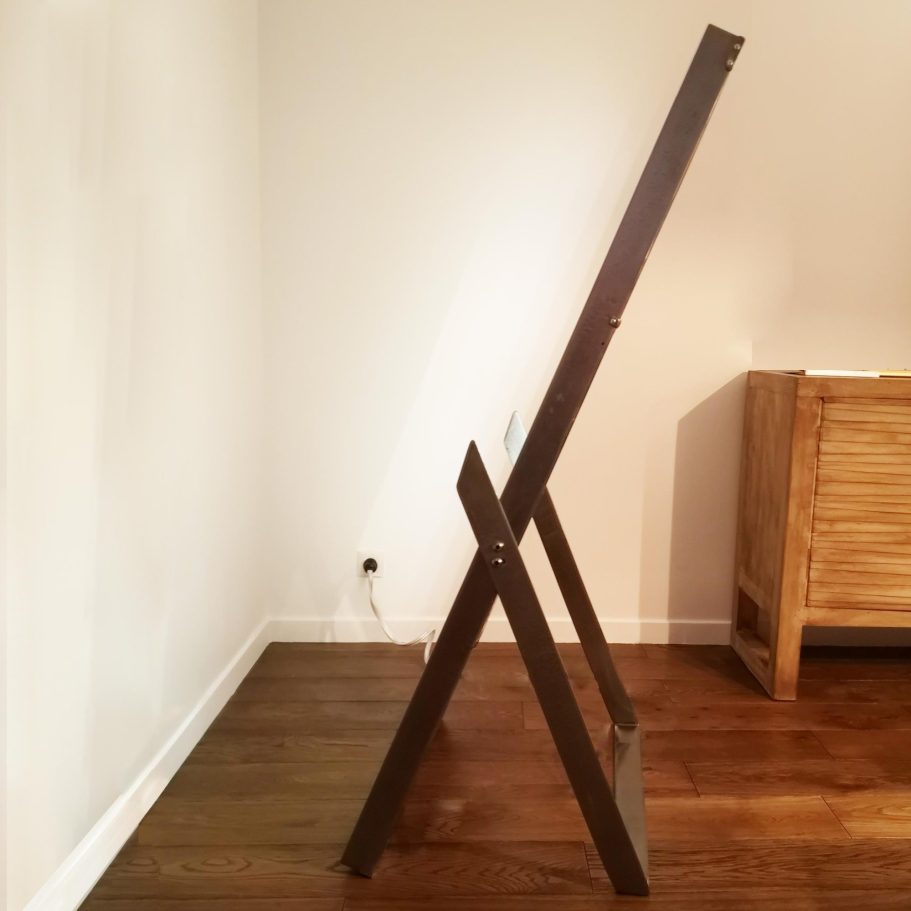 Sculpture lumineuse Sype 002, miroir infini captant la lumière du jour et ses reflets dorés.