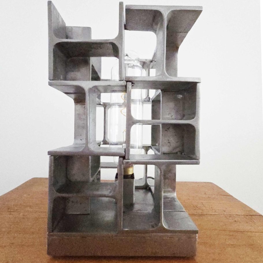 Sype 022 – Babel H, sculpture en acier brut Babel H Sype 022 éteinte, empilement sculptural de profilés H en acier brut