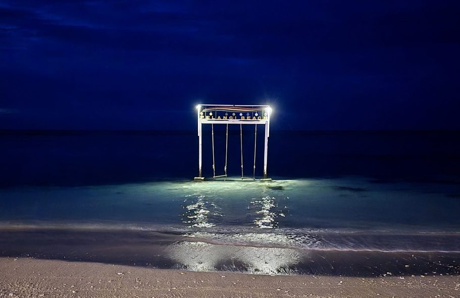 Réflexions sur la lumière – La lumière comme respiration poétique. Installation lumineuse sur la plage de nuit – contraste entre la clarté artificielle et la profondeur du ciel marin.