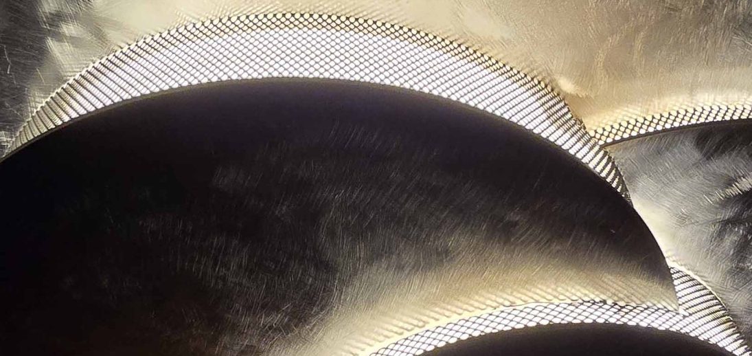 Détail d’Éclipse Sonore Sype 015, reflets d’acier brossé et éclat de lumière révélant la matière vivante du métal.