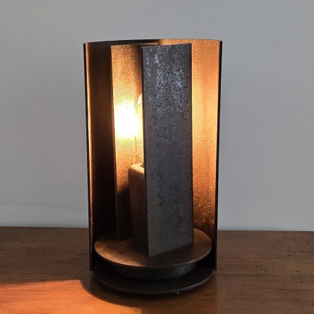Sype 019 – Monolithe – Sculpture lumineuse rotative Sype 019 Monolithe allumé, volumes verticaux en acier oxydé et lumière indirecte