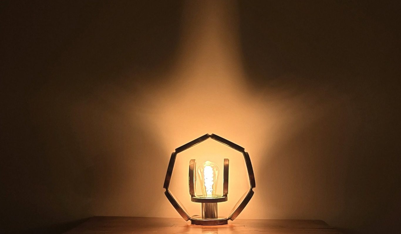 Lampe Étoile d’acier Sype 005, sculpture lumineuse en acier brut diffusant une lumière étoilée.