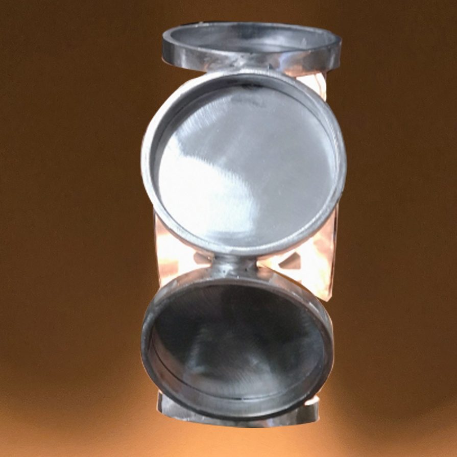 Vue zénithale de la lampe Sype 005, structure en acier brut et halo lumineux circulaire.