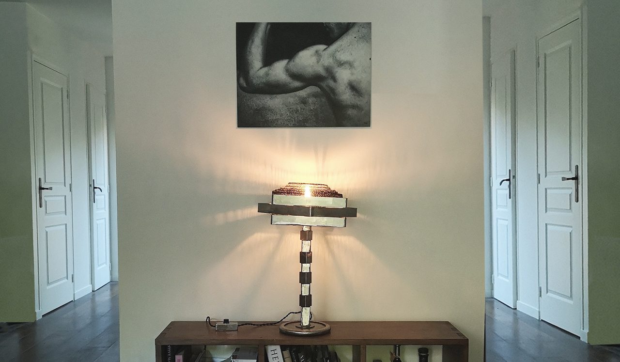 Lampe design Sype 003, sculpture lumineuse en acier et miroir infini posée sur console.