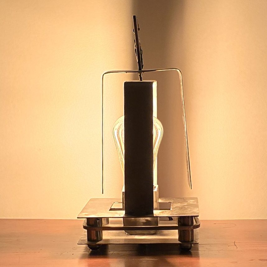 Funambule – Sype 004, structure en acier brut ; tête orientable à 180° pour transformer l’éclairage