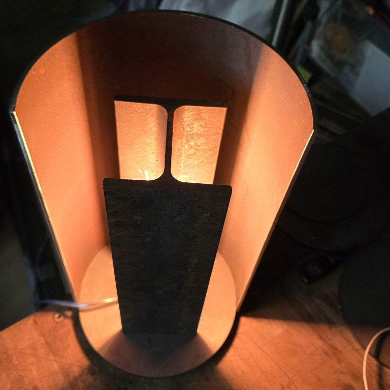 Lampe sur mesure en acier et lumière chaude, création unique façonnée par Sype