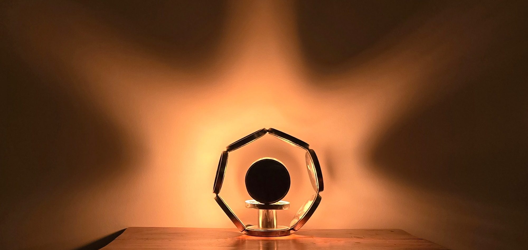 Étoile d’acier Sype 005, lampe en acier brut au disque central obscur selon sa rotation, lumière   d’étoile.